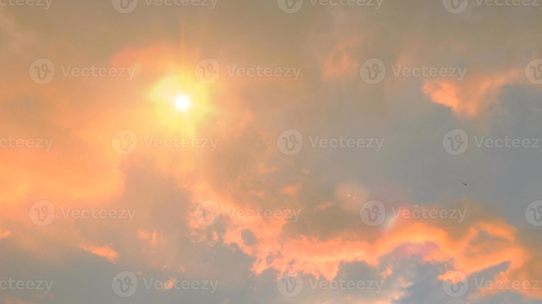 grandi nuvole bianche nel cielo con la luce solare che splende sulle nuvole durante il rendering 3d diurno foto