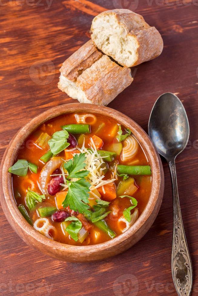 zuppa di minestrone con pasta, fagioli e verdure foto