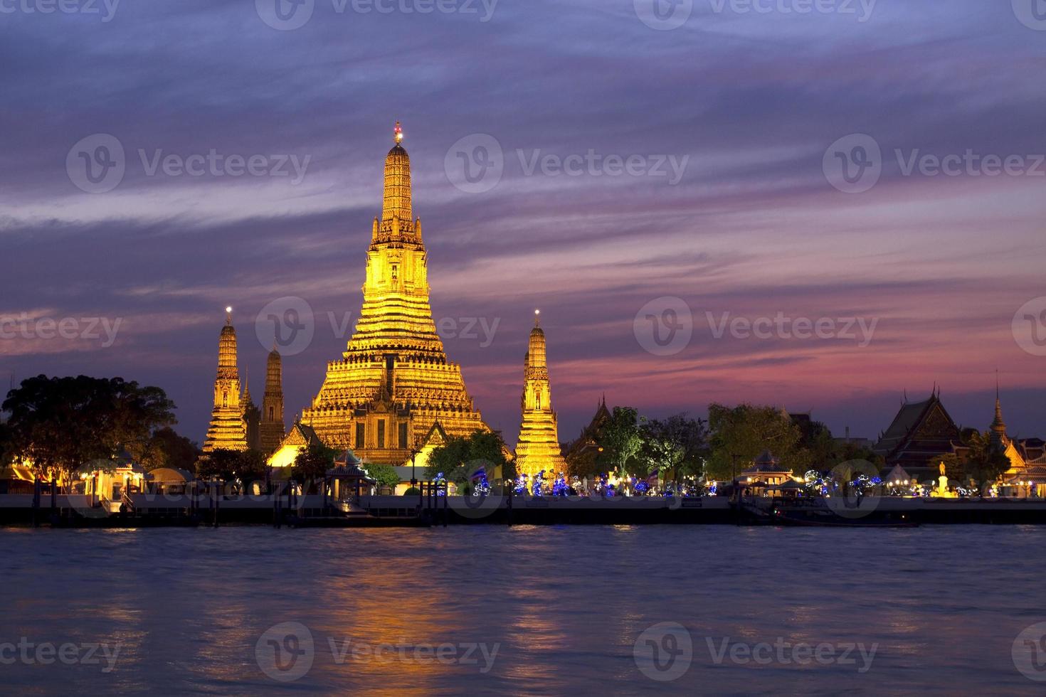 Wat Arun attraverso il fiume Chao Phraya foto