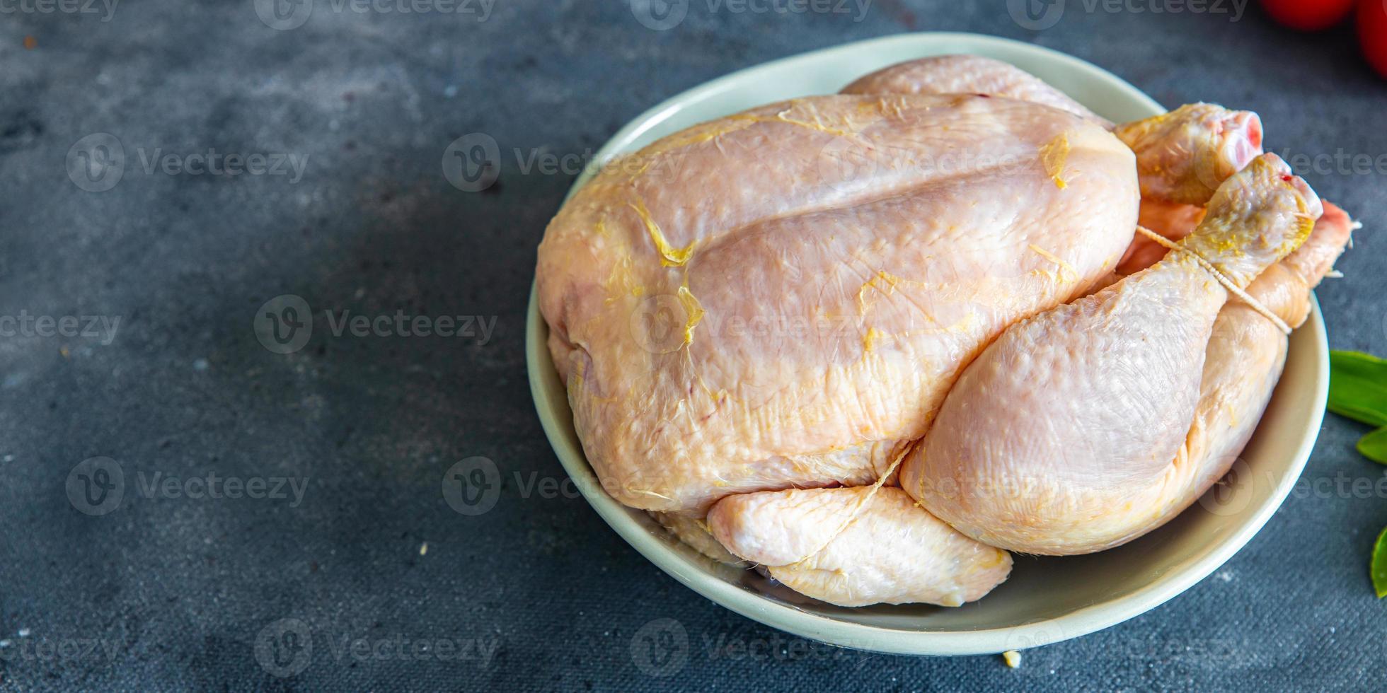 carne di pollo cruda pollame intero pollo da carne fresco pasto sano spuntino dieta sul tavolo spazio di copia foto