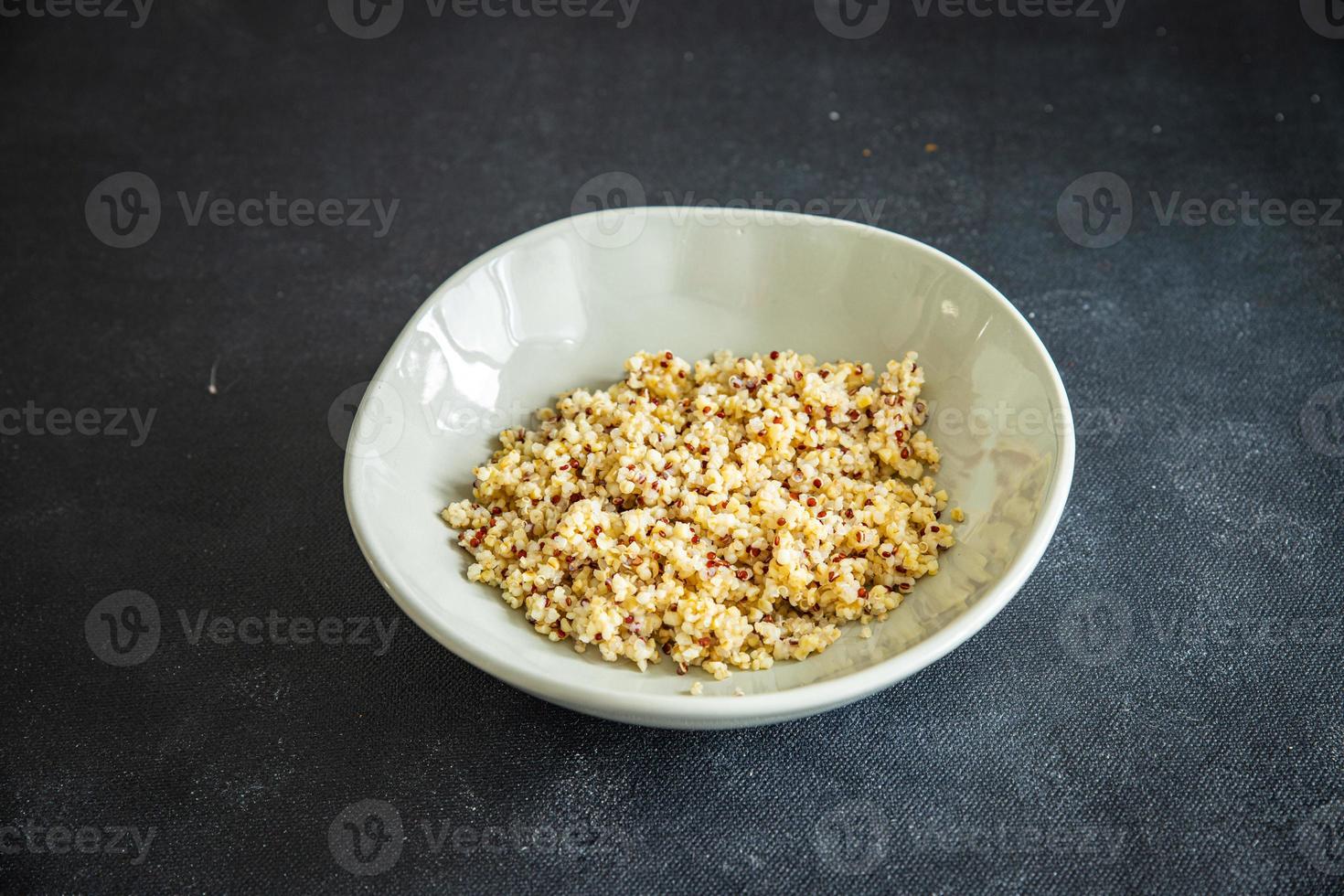 bulgur quinoa porridge cereali mix fresco pasto sano dieta alimentare spuntino sul tavolo copia spazio foto