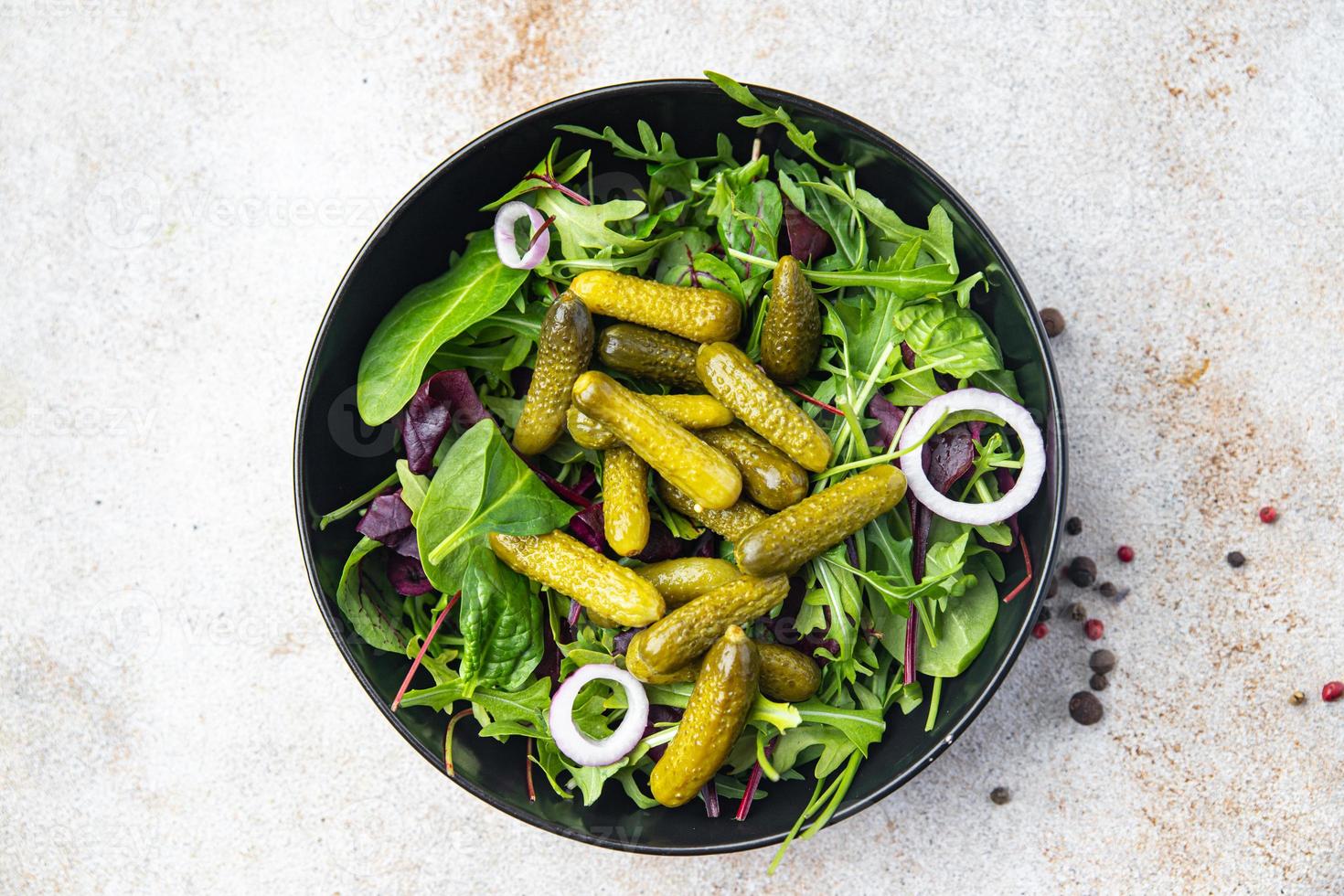 cetriolini insalata cetriolo foglie verdi salate mescolare pasto fresco dieta alimentare spuntino sul tavolo copia spazio foto