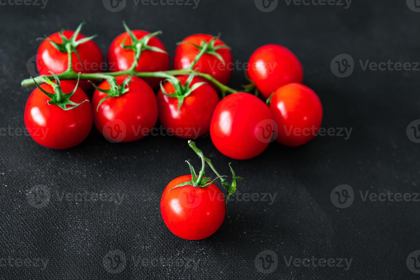 pomodoro verde ciliegia ramo verdura fresca pasto sano cibo spuntino sul tavolo copia spazio foto