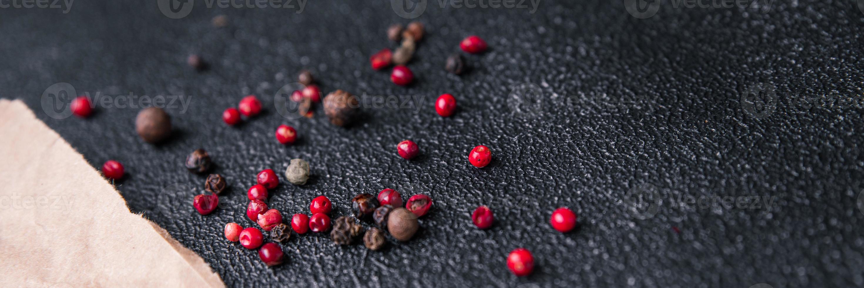 pepe di pimento mix nero, rosa, pepe spezie pasto sano dieta spuntino sul tavolo copia spazio foto