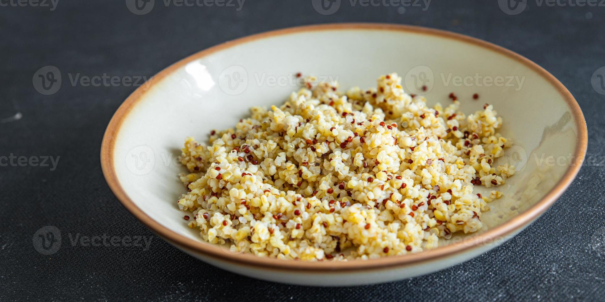 bulgur quinoa porridge cereali mix fresco pasto sano dieta alimentare spuntino sul tavolo copia spazio foto