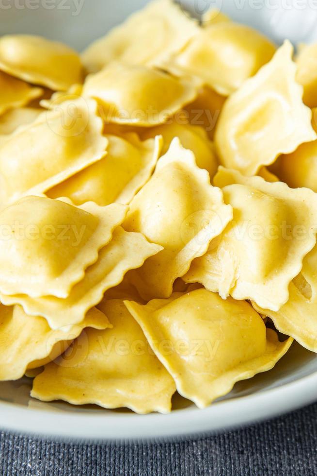 ravioli ripieno di verdure fresco pasto sano cibo spuntino dieta sul tavolo copia spazio cibo sfondo rustico vegetariano vegano o vegetariano foto