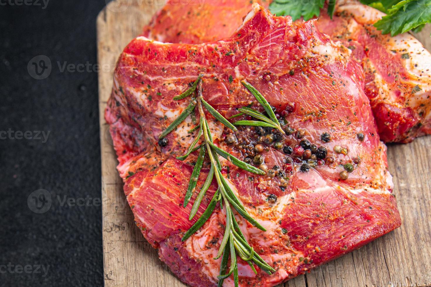 bistecca carne cruda maiale manzo fresco pasto cibo spuntino sul tavolo copia spazio foto