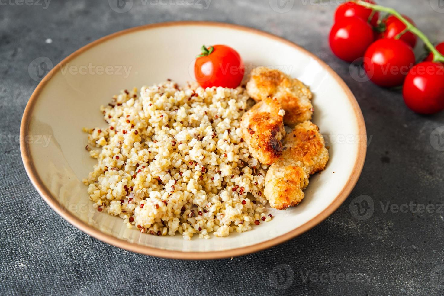 porridge bulgur quinoa pollo carne di pollame pasto fresco cibo spuntino dieta sul tavolo copia spazio foto