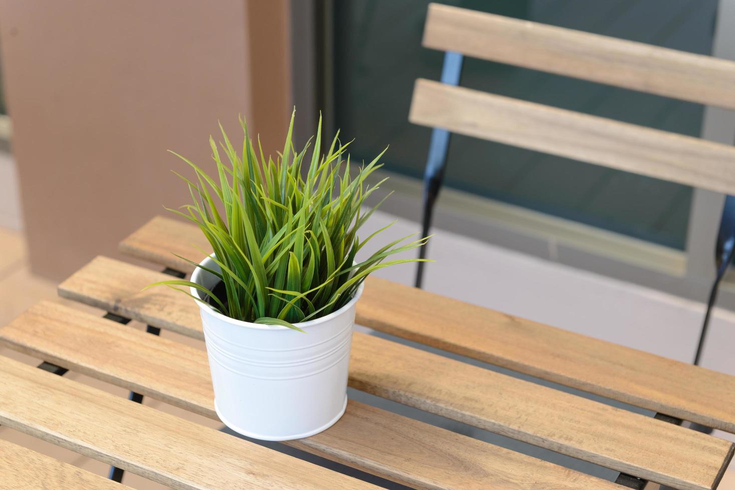 piccoli alberi artificiali o erba artificiale in vaso sul tavolo con spazio per la copia foto