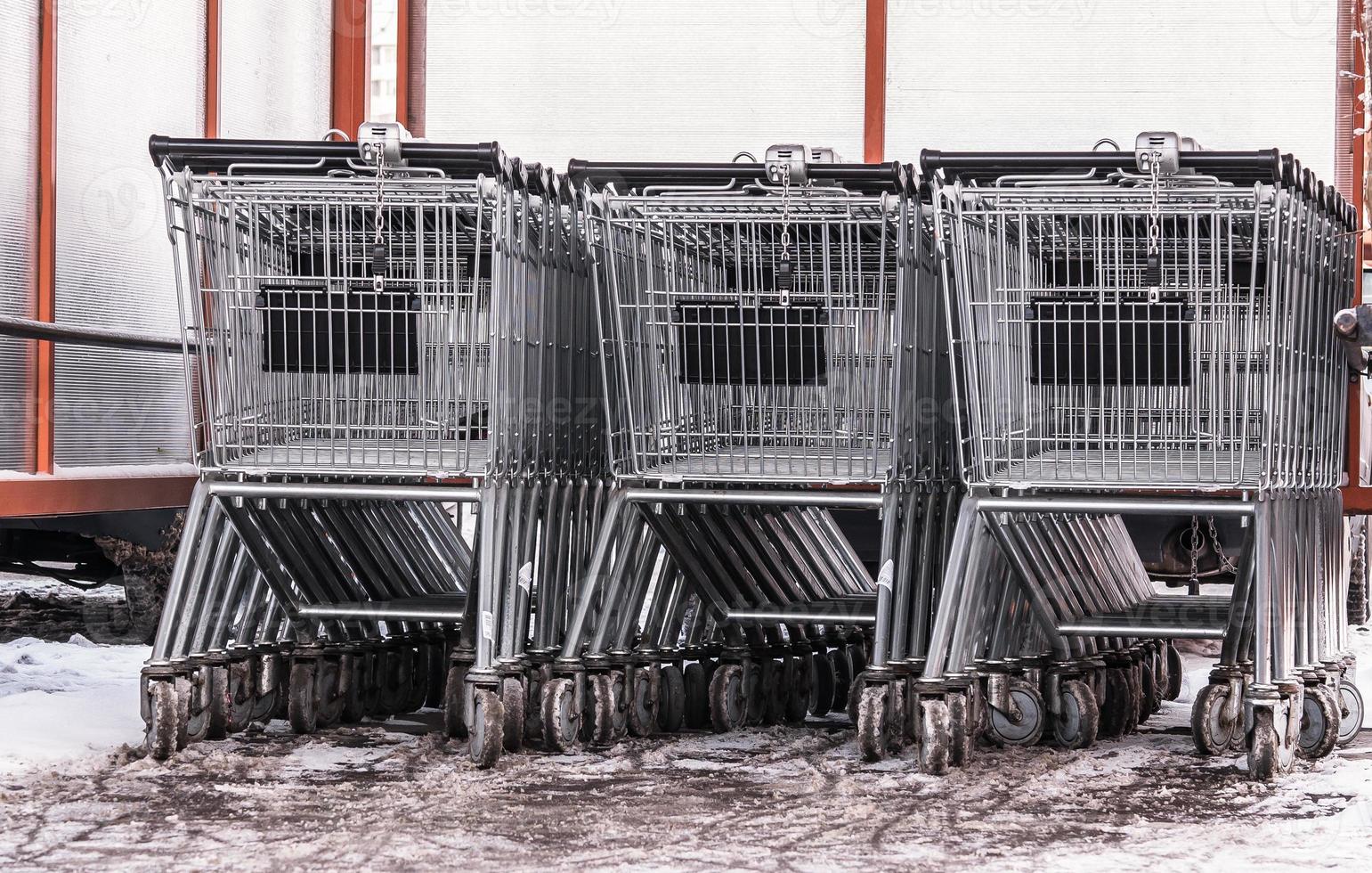 molti carrelli nel parcheggio foto