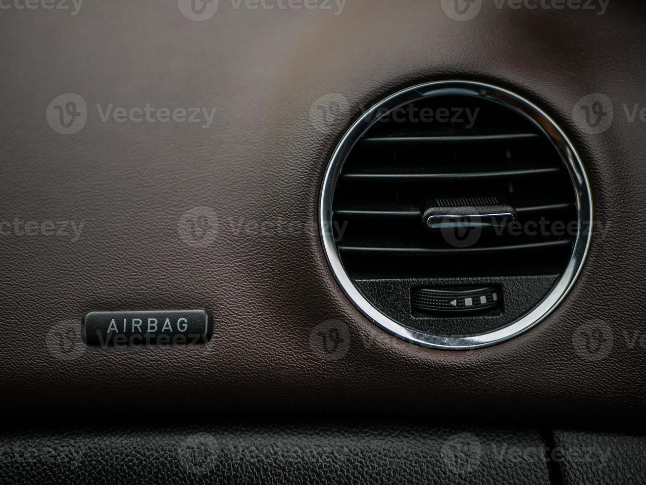 cruscotto dell'auto. impianto di climatizzazione e pannello airbag. dettaglio interno. foto