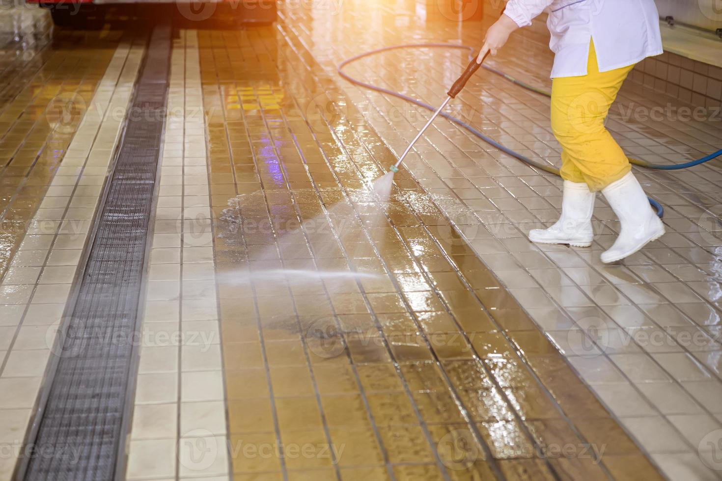 disinfezione e lavaggio del pavimento foto