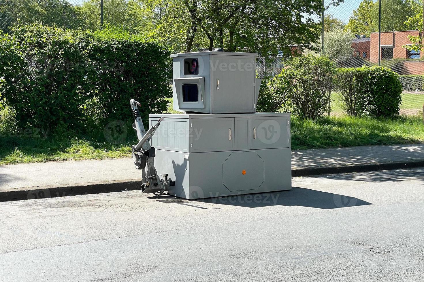 autovelox mobile veicolo parcheggiato lungo la strada come trappola radar in germania foto