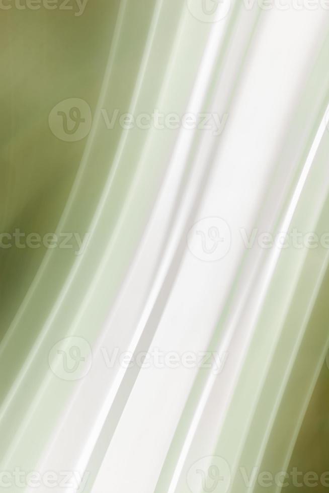astratto sfondo verde oliva scuro con linee diagonali bianco-calde. foto