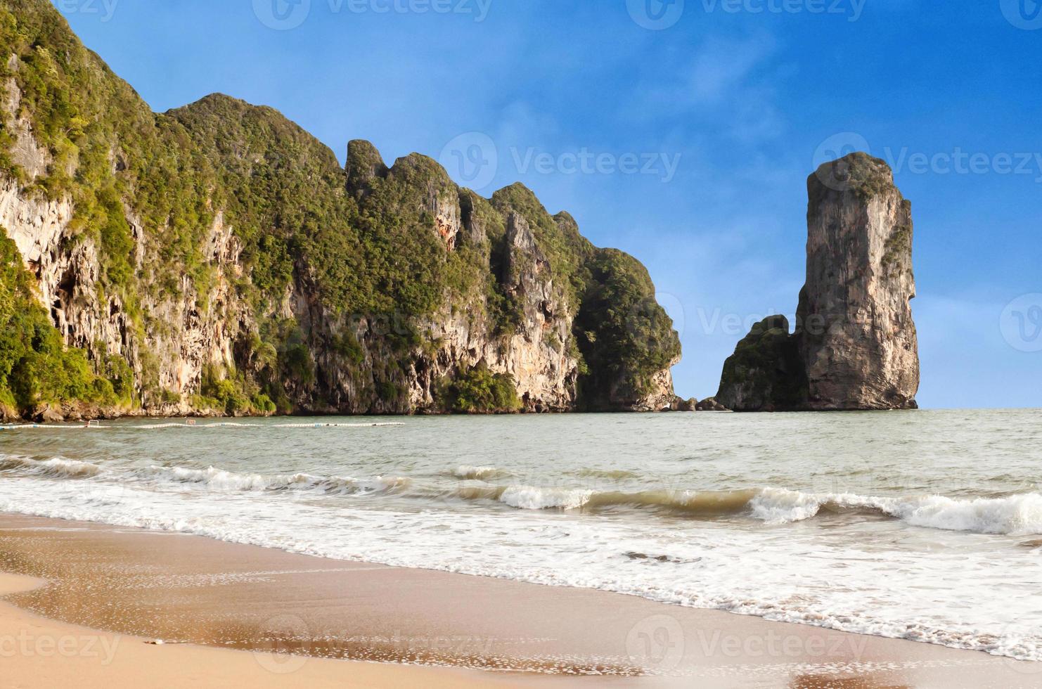 famosa spiaggia di pai plong nella provincia di krabi, thailandia foto