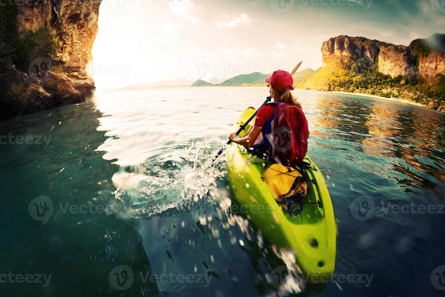 donna con il kayak foto