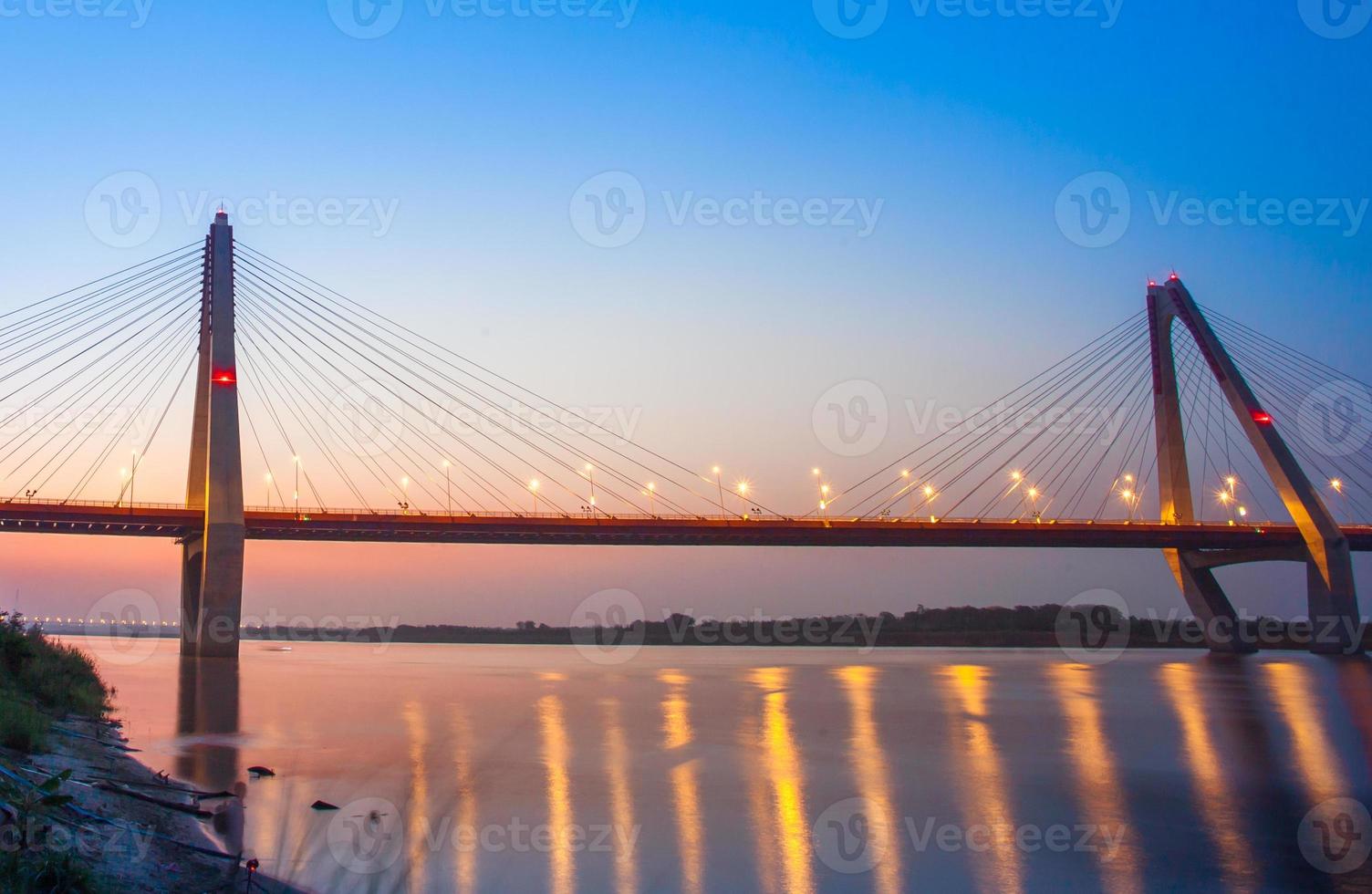 nhat tan bridge nel tramonto foto