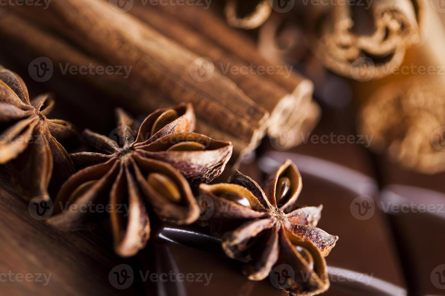 cannella e anice, cioccolato fondente con caramelle dolci foto