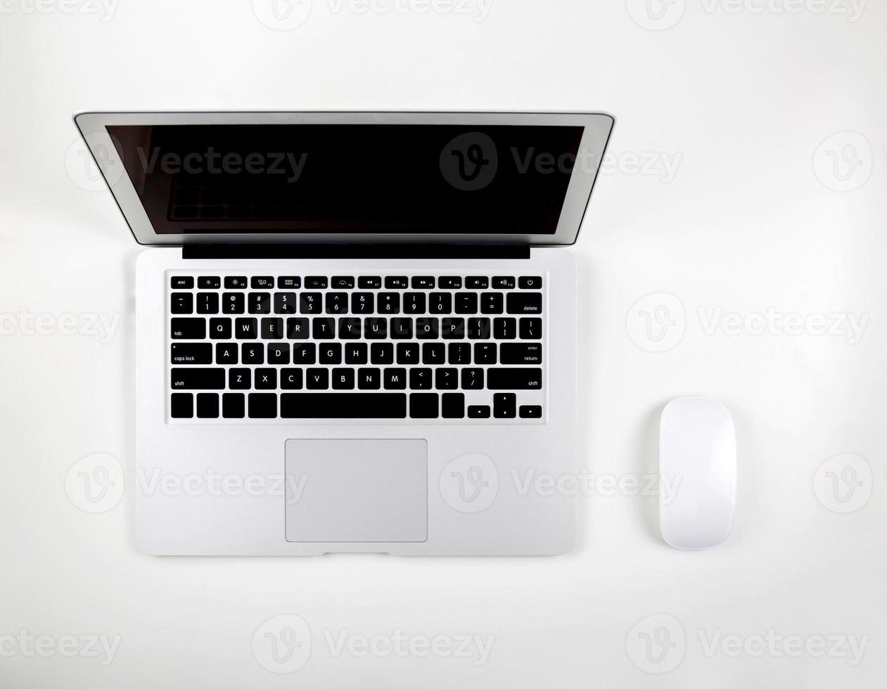 vista dall'alto del computer portatile con monitor a schermo aperto e mouse isolati su sfondo bianco, notebook o netbook con tastiera, concetto di tecnologia di comunicazione. foto