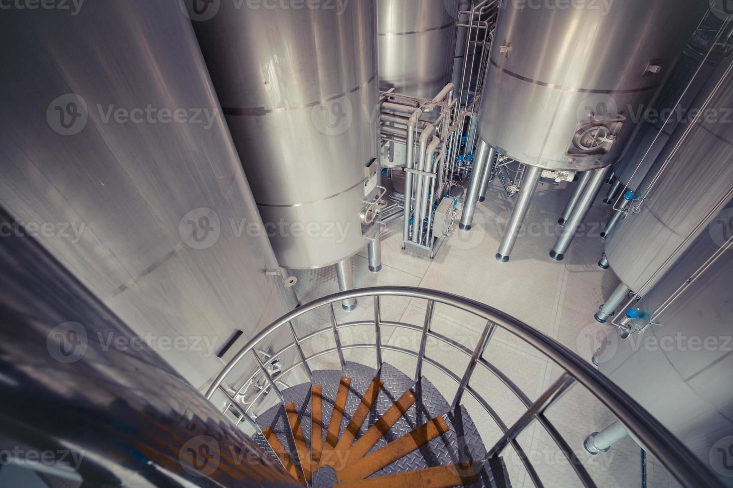 Cantina per latte moderna vista dall'alto con serbatoi in acciaio inox con scala interna foto