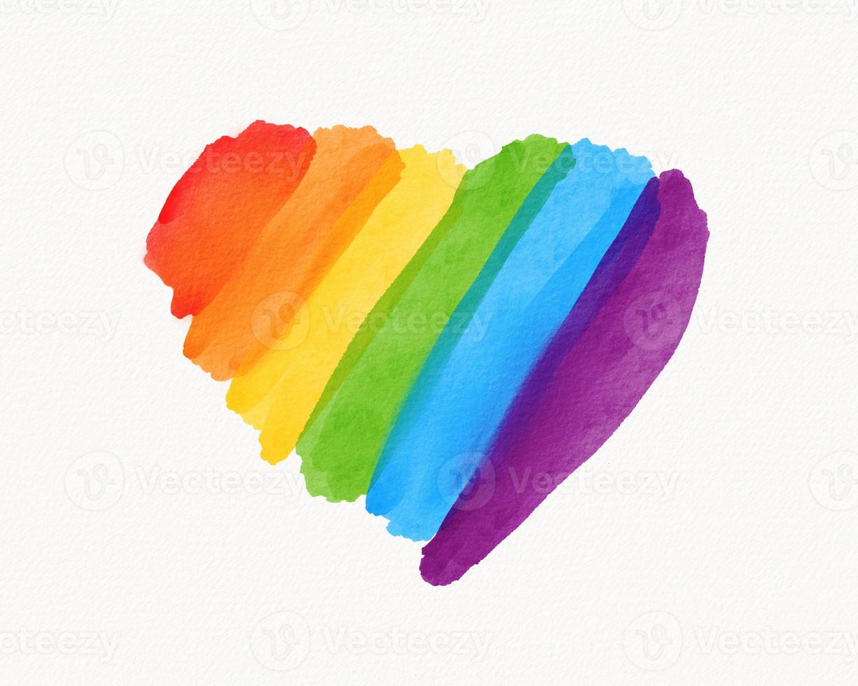 concetto di struttura dell'acquerello del mese dell'orgoglio lgbt. stile pennello bandiera arcobaleno a forma di cuore isolato su sfondo bianco. foto