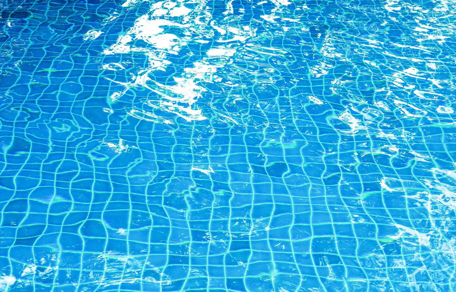 piscina blu con superficie ondulata. foto