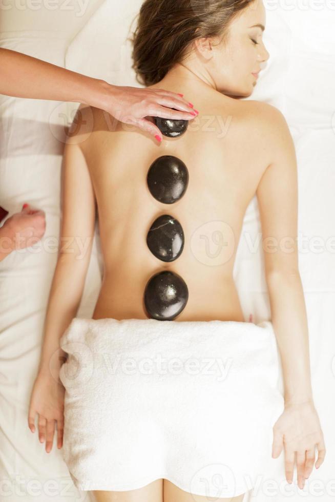 terapia di massaggio con pietre calde foto