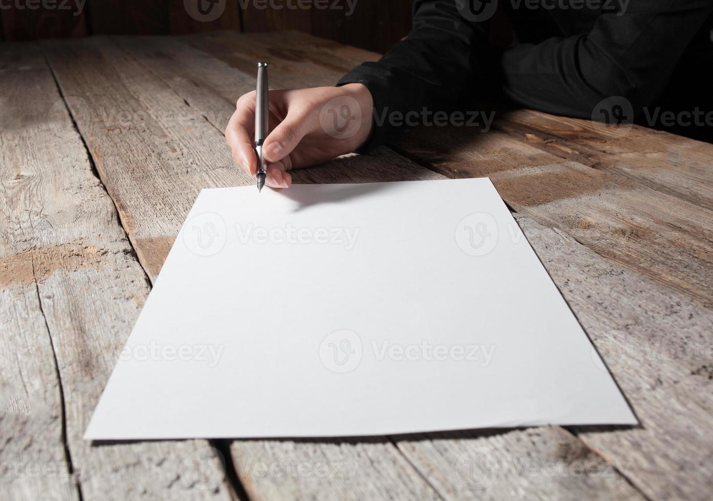 documento di firma della mano della donna foto