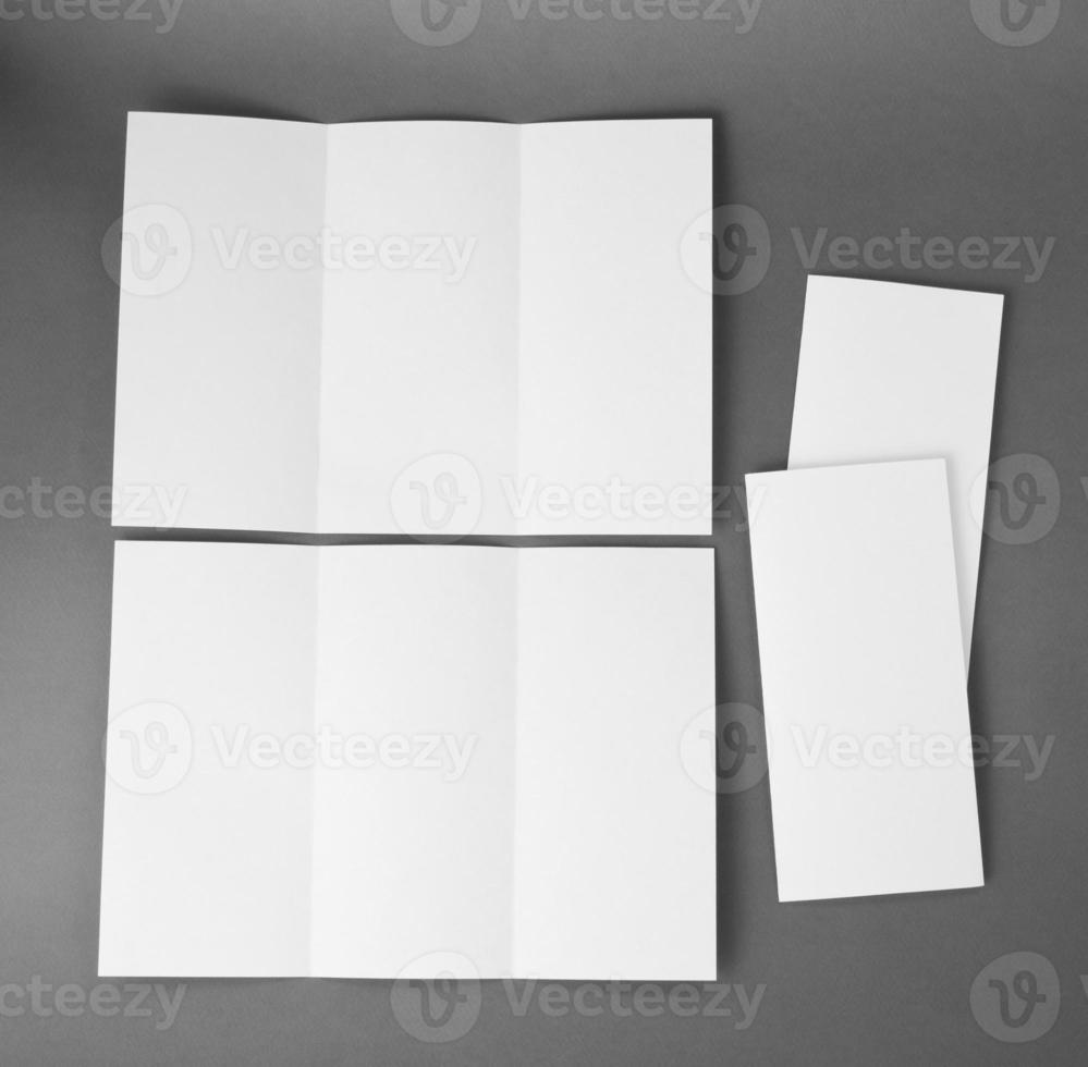 volantino di carta pieghevole bianco bianco foto