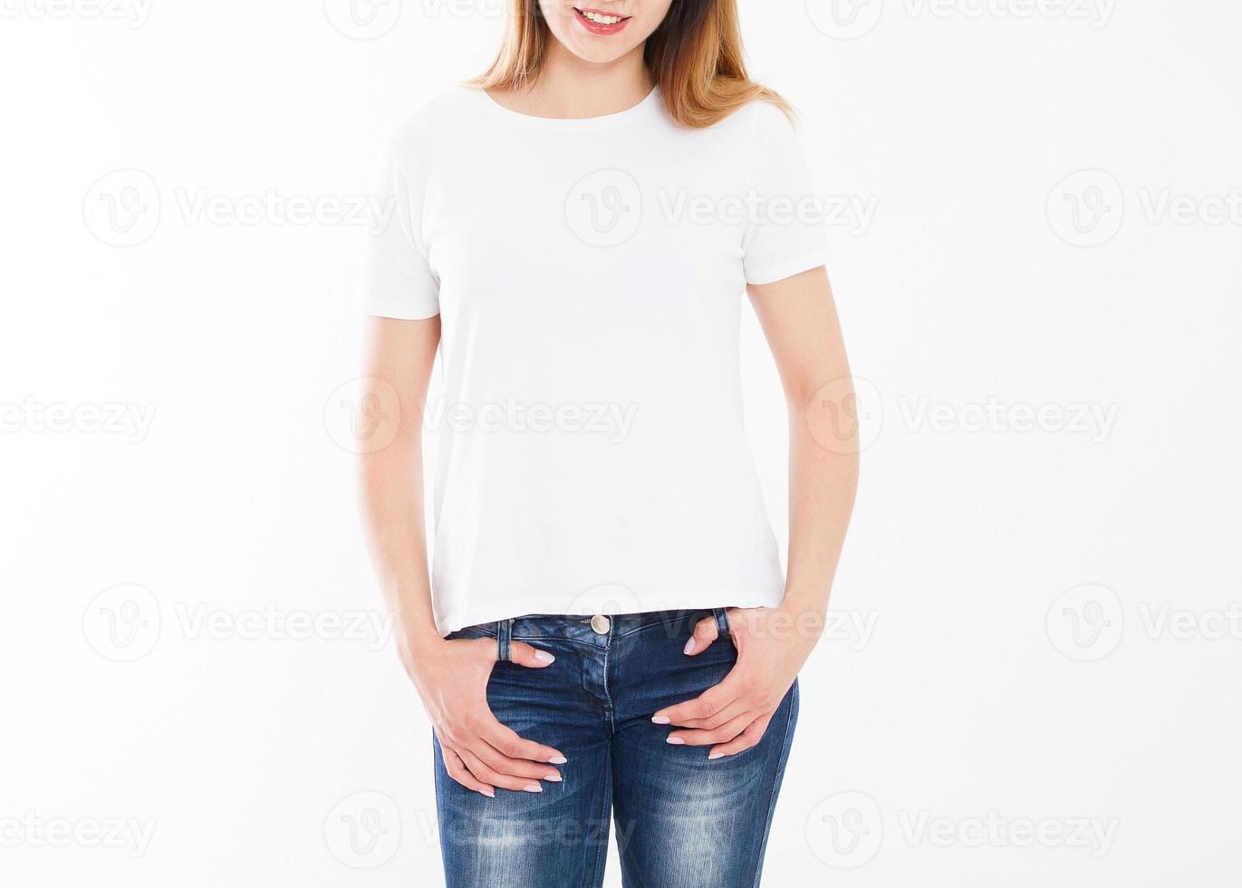 t-shirt design, concetto di persone - primo piano di giovane donna in camicia bianca, fronte isolato. mock up modello per la stampa di design. copia spazio foto