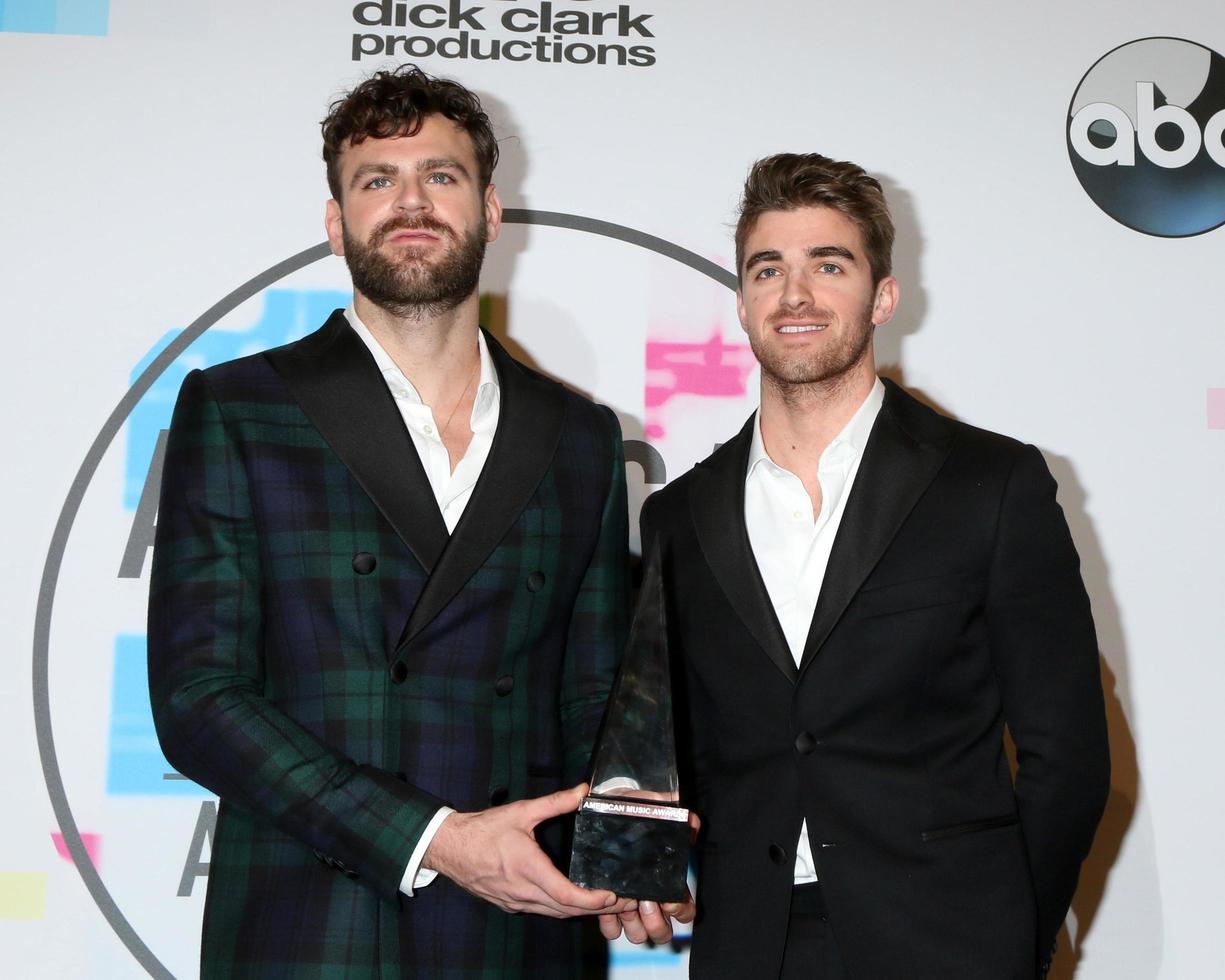 los angeles nov 19, alex pall, andrew taggart, i chainsmokers agli american music awards 2017 al microsoft theater il 19 novembre 2017 a los angeles, ca foto