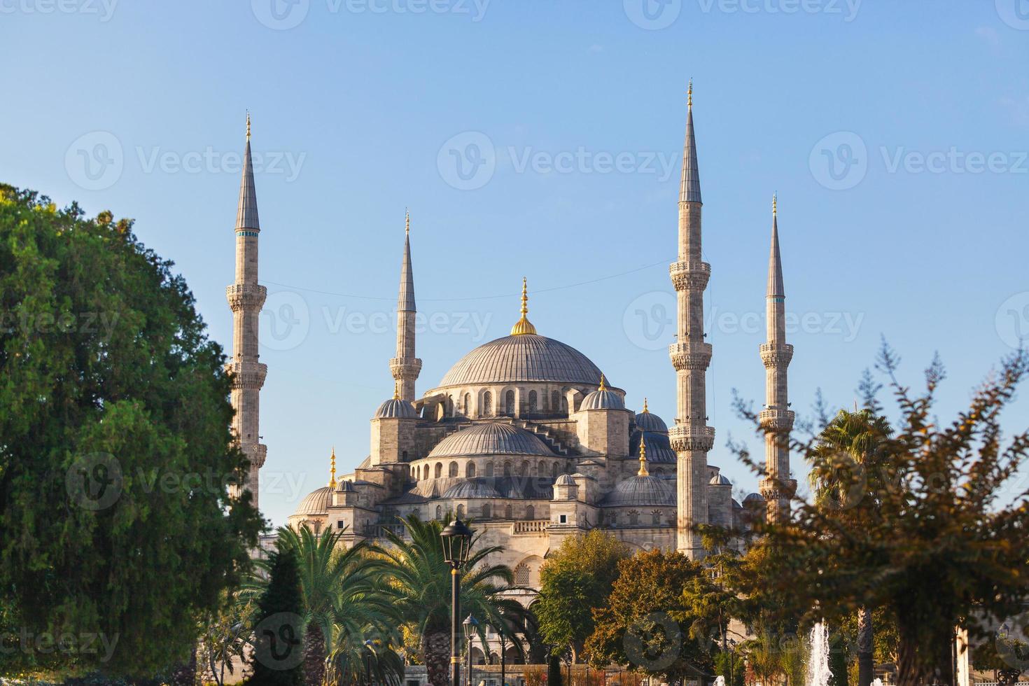 Moschea Blu a Istanbul in una giornata di sole foto