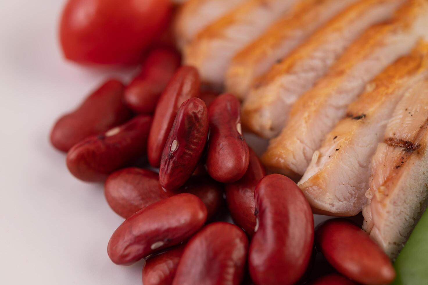 bistecca di pollo con piselli e pomodori. foto