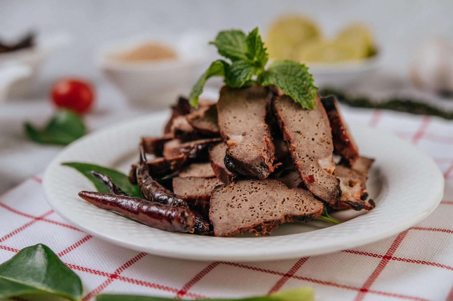 fette di fegato grigliate con, carote, peperoncino, cipollotti e menta. foto