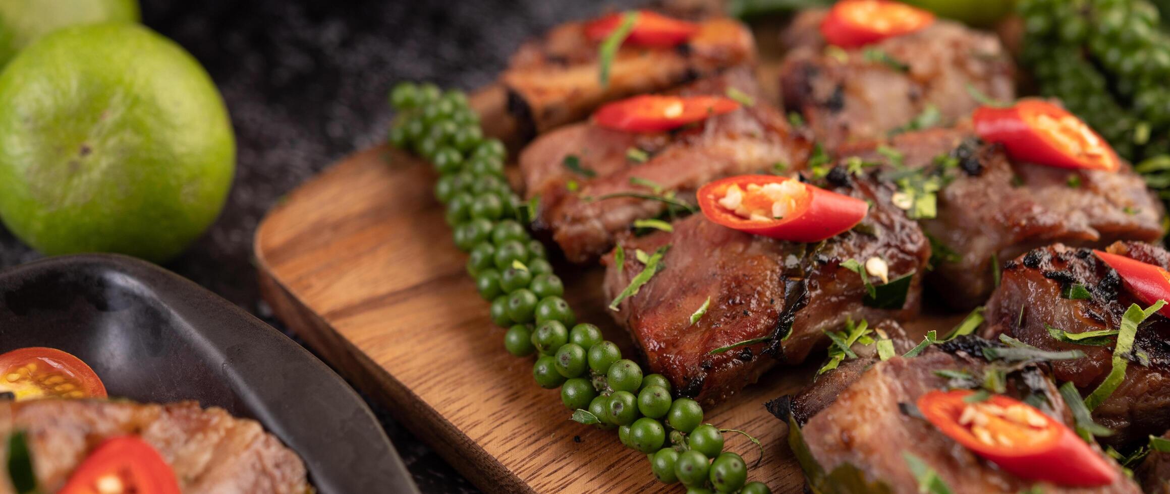 bistecca di maiale condita con sesamo bianco e semi di pepe fresco insieme. foto