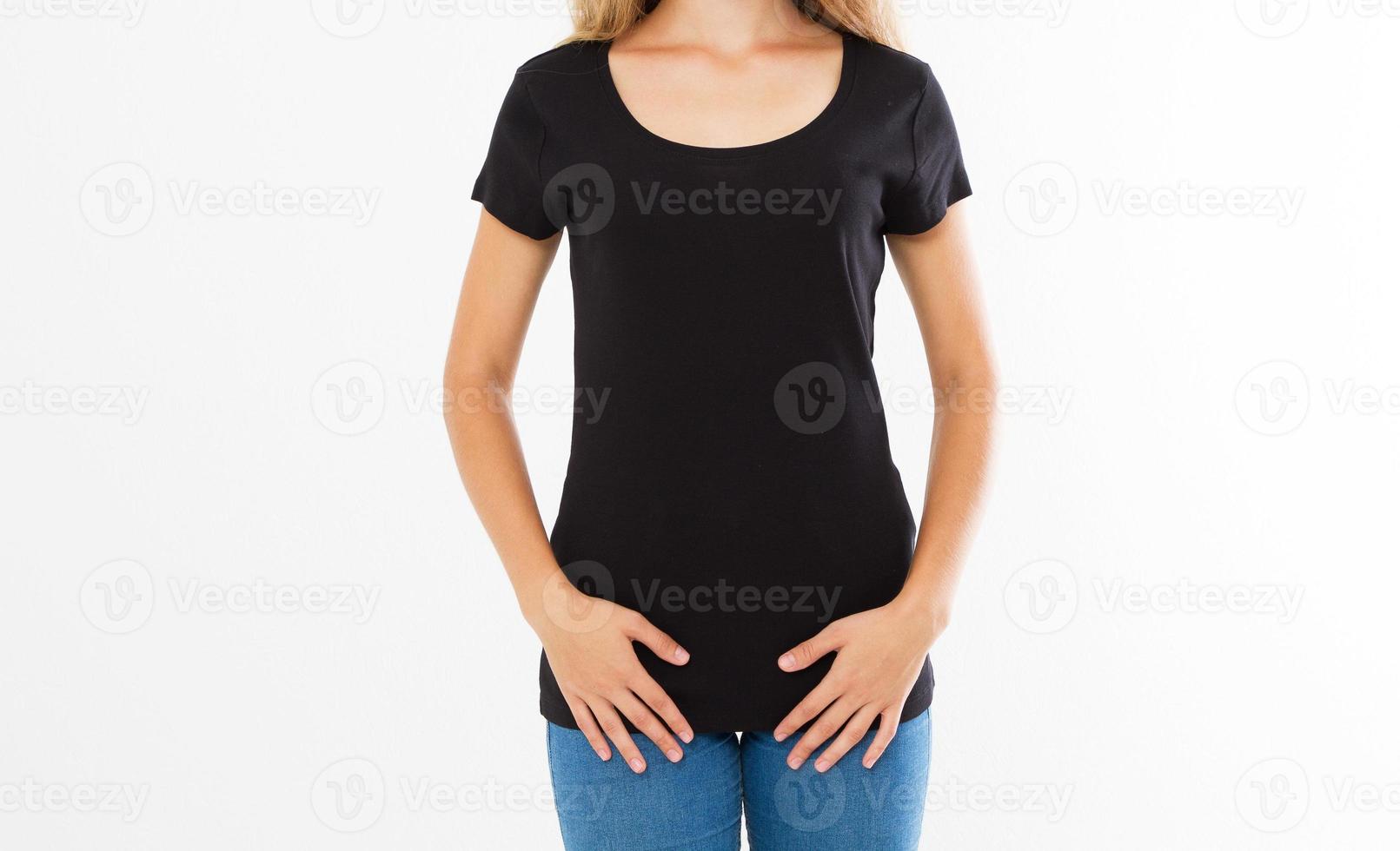 mockup di un modello di t-shirt nere di una donna su sfondo bianco foto