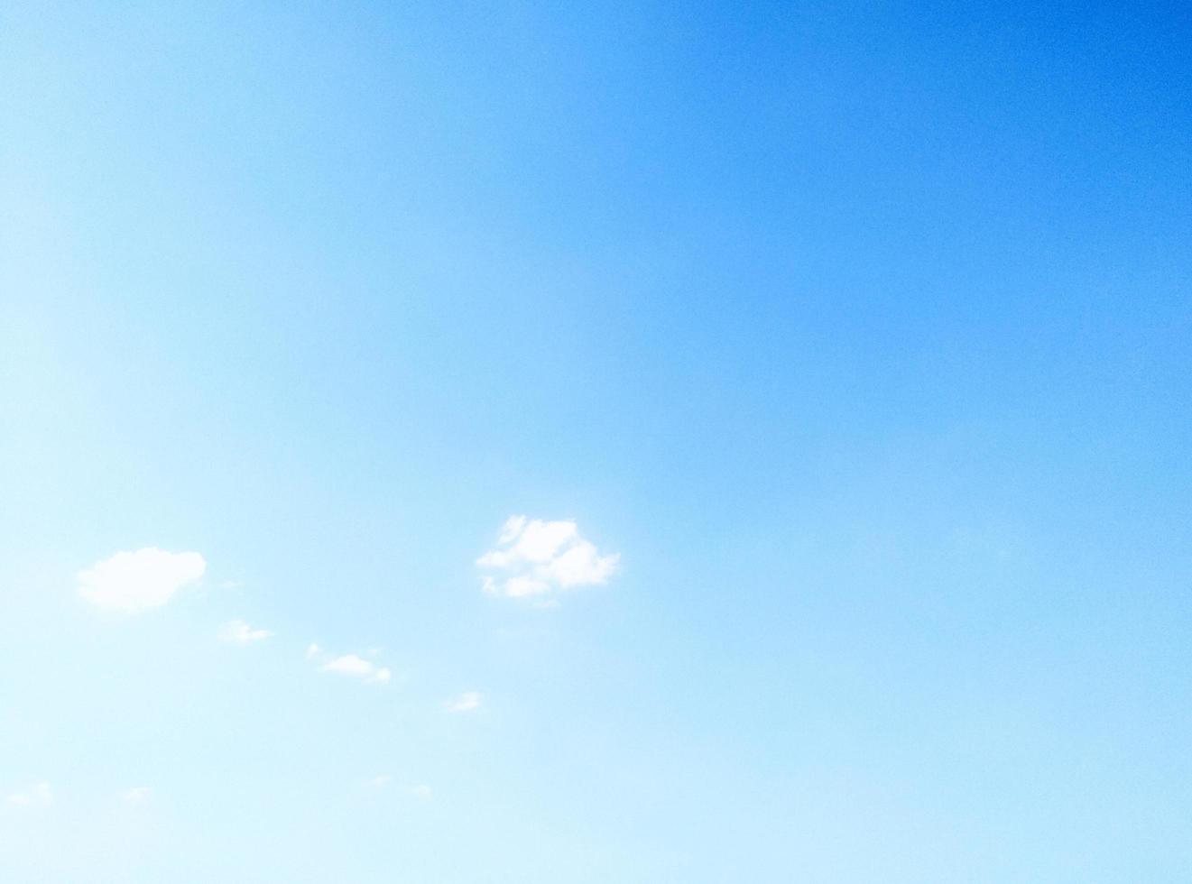 cielo blu con sfondo nuvola. messa a fuoco selettiva. copia spazio foto