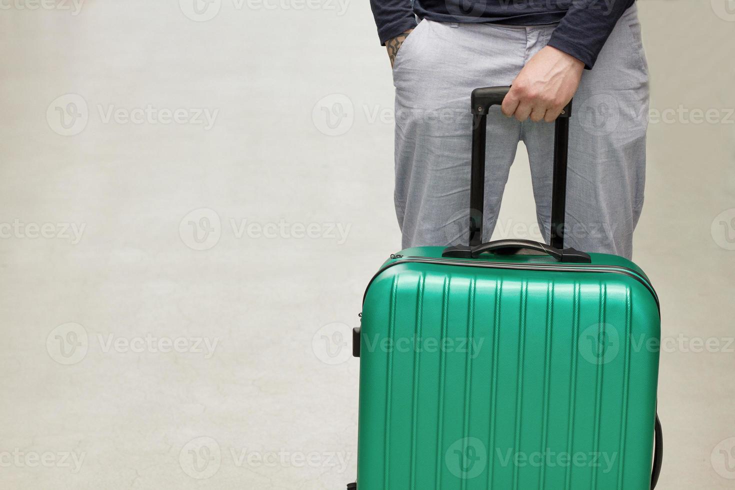 espulsione di un cittadino straniero. partenza volontaria e invio obbligatorio. immigrazione ed emigrazione.deportare turisti.messa a fuoco selettiva.vista dall'alto.mock up.copia spazio. foto