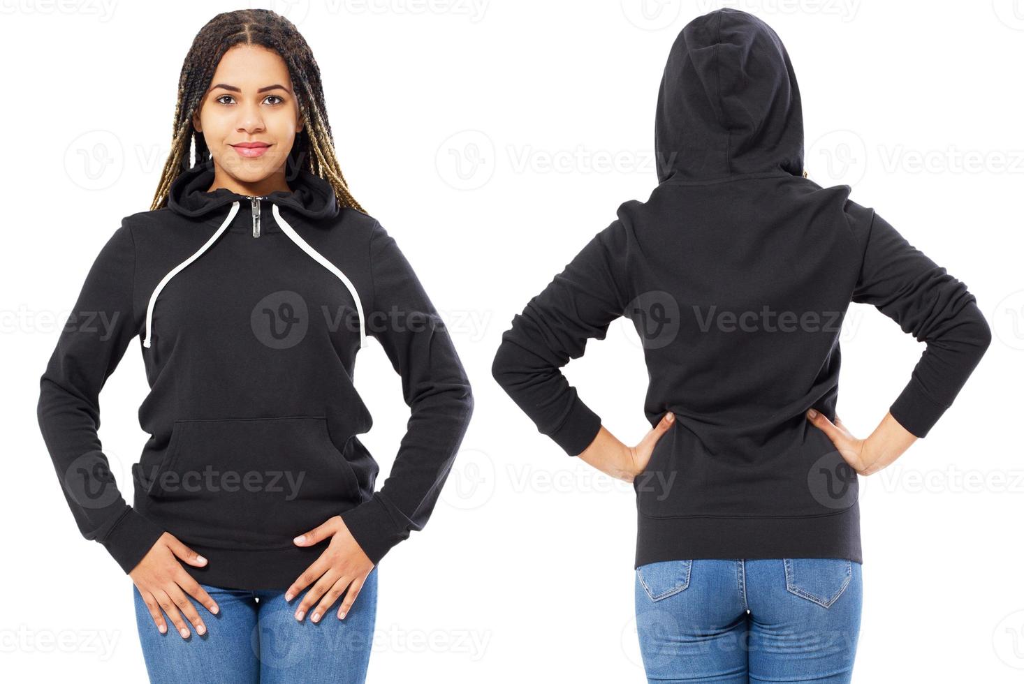 pullover nero con maniche e cappuccio su una giovane donna nera in jeans isolata su bianco, davanti e dietro. foto