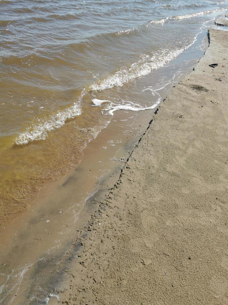 riva sabbiosa del lago foto