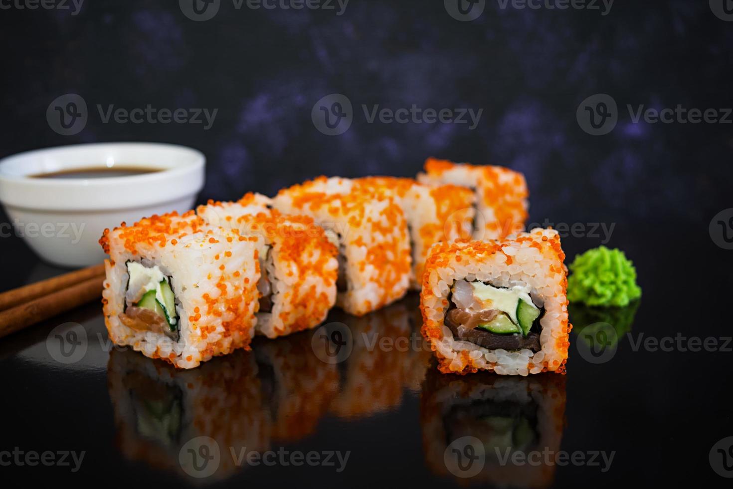 rotolo di sushi su sfondo scuro foto