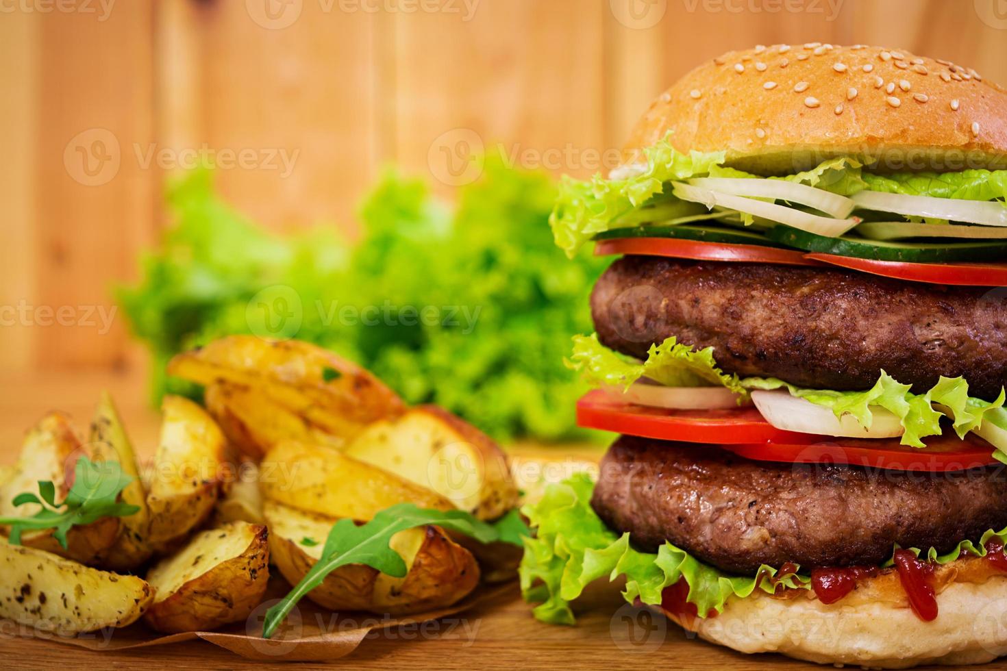 delizioso hamburger fatto a mano su fondo di legno. vista ravvicinata foto