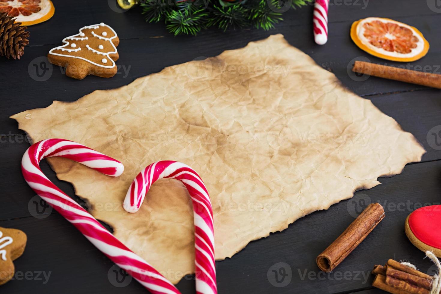 dolci di natale, biscotti allo zenzero su fondo di legno. sfondo di natale foto