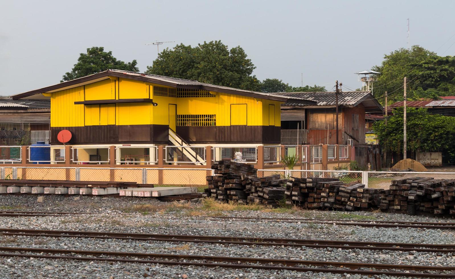 vecchia casa di legno vicino alla ferrovia. foto