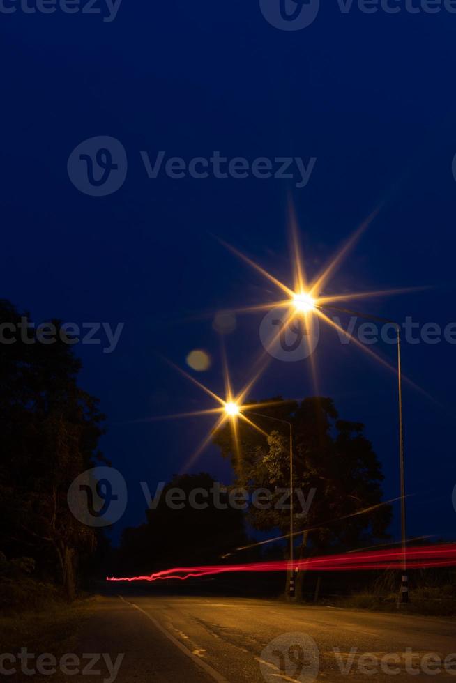 luci, lanterne con luci posteriori sulla strada. foto