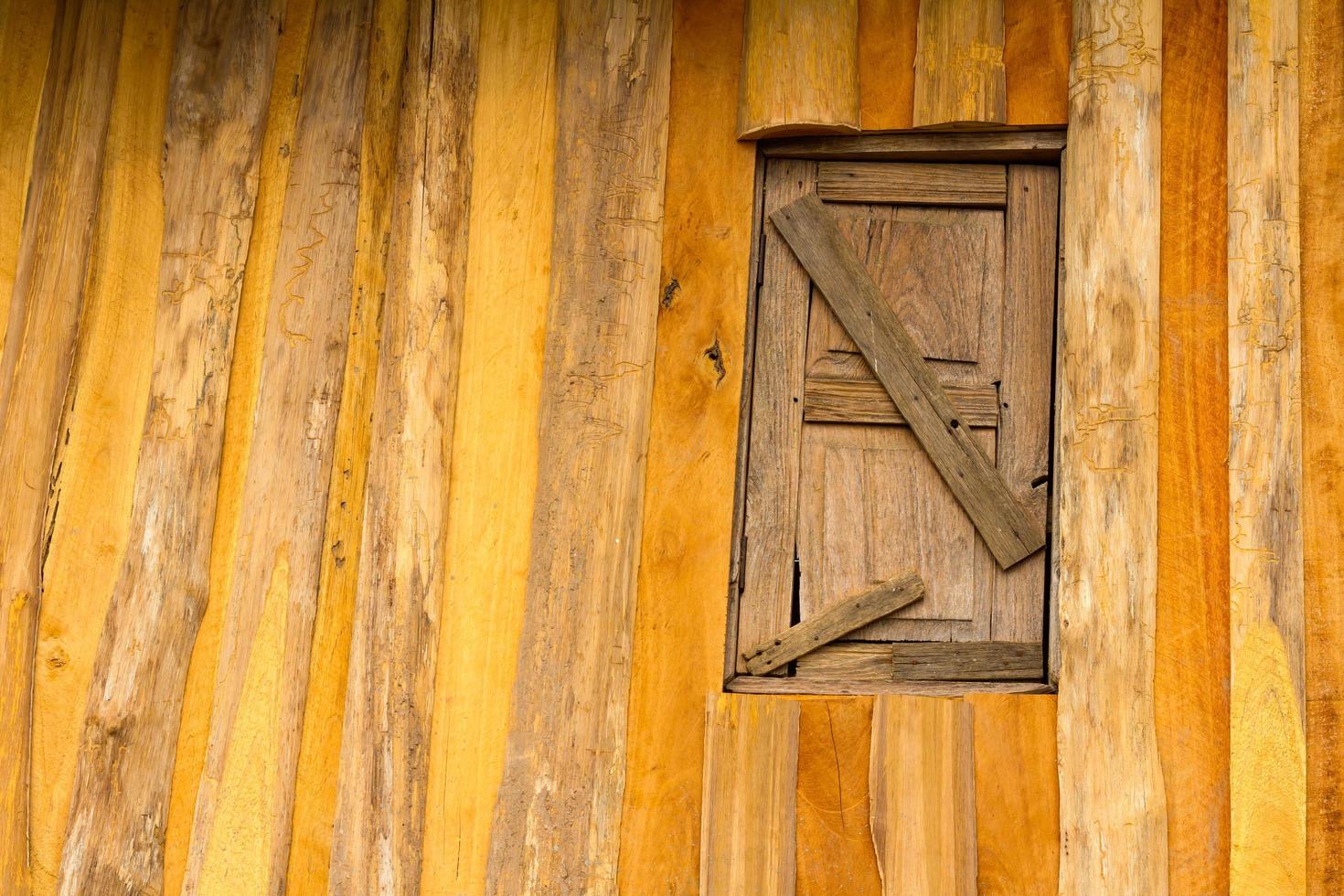 vecchio muro di finestre in legno. foto