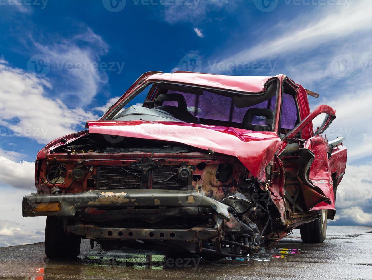 auto rossa accartocciata distrutta. foto