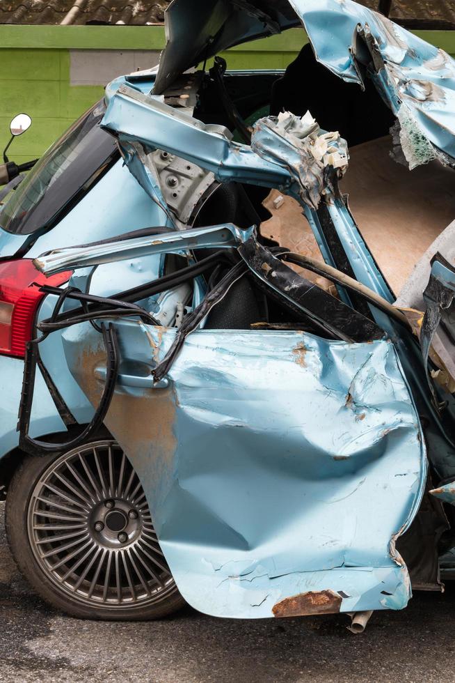 primo piano di un'auto azzurra demolita. foto