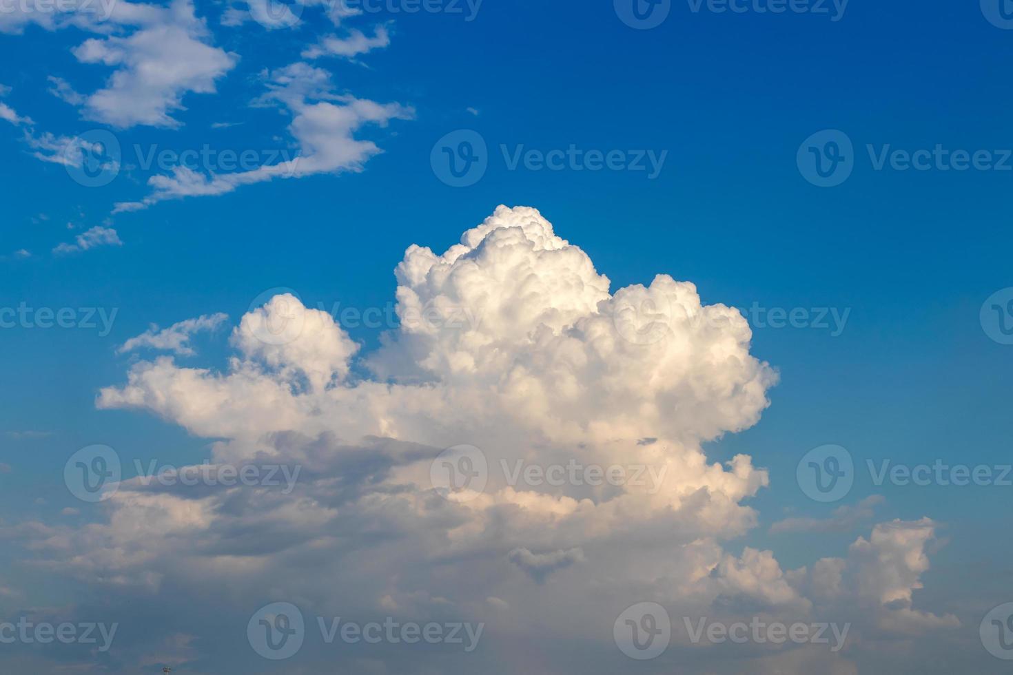 visualizzare le nuvole bianche astratte su un cielo blu. foto