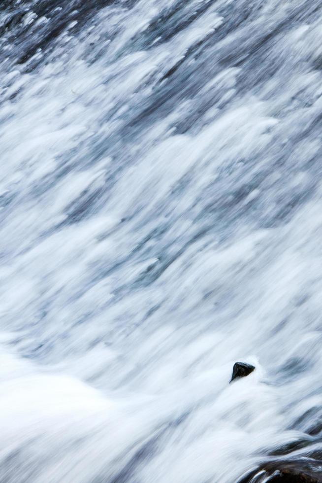 acqua di superficie che scorre torrente. foto